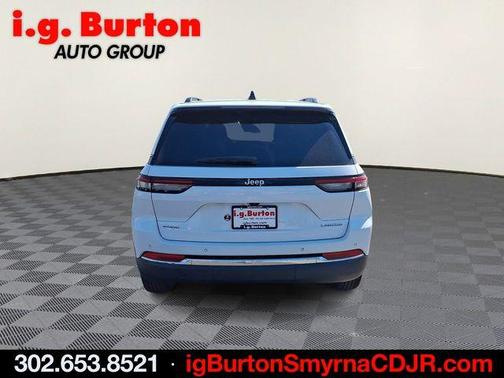 Bright White Clearcoat 2023 Jeep Grand Cherokee Laredo