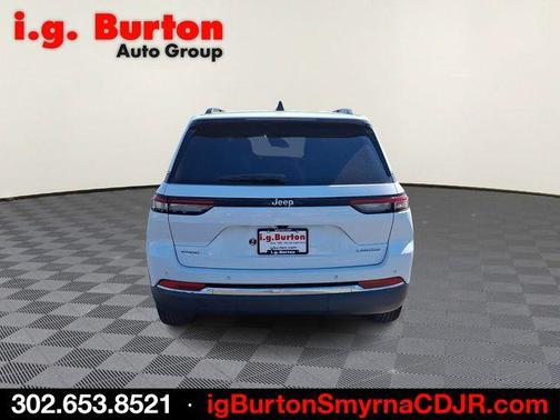 Bright White Clearcoat 2023 Jeep Grand Cherokee Laredo