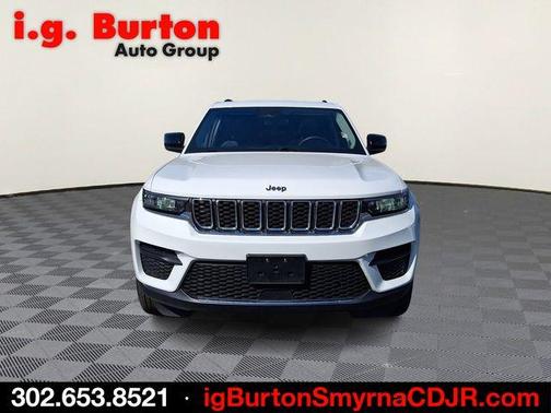 Bright White Clearcoat 2023 Jeep Grand Cherokee Laredo