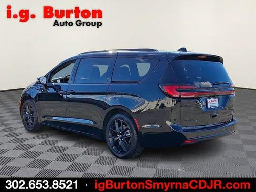 Diamond Black 2026 Chrysler Pacifica Limited