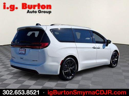 Bright White Clearcoat 2026 Chrysler Pacifica Limited