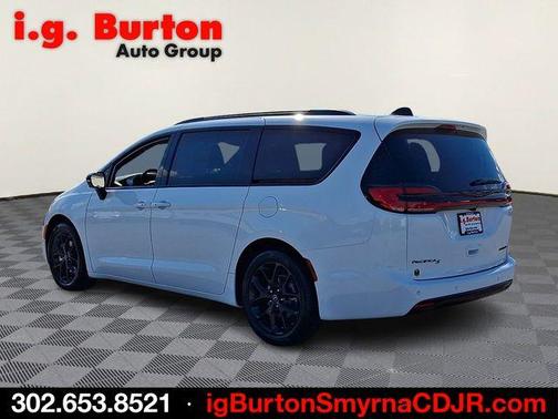 Bright White Clearcoat 2026 Chrysler Pacifica Limited
