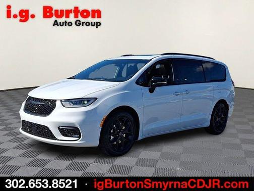 Bright White Clearcoat 2026 Chrysler Pacifica Limited