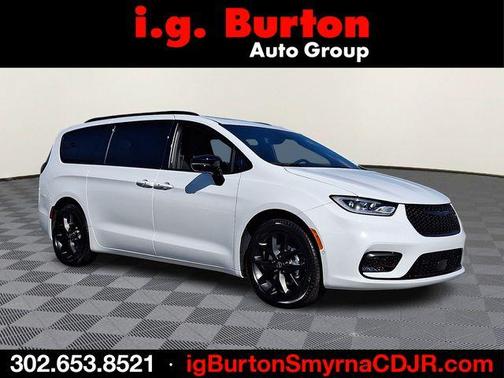 Bright White Clearcoat 2026 Chrysler Pacifica Limited