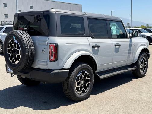 Avalanche 2026 Ford Bronco Outer Banks