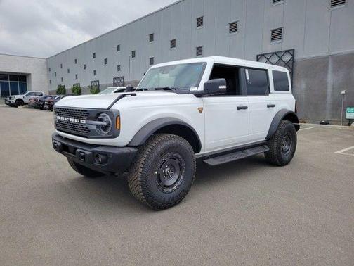 Oxford White 2025 Ford Bronco Badlands