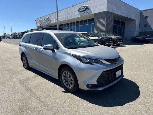 Celestial Silver Metallic 2025 Toyota Sienna XLE