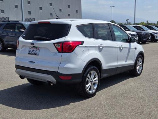 Oxford White 2019 Ford Escape SE