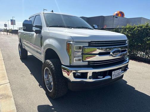 Oxford White 2019 Ford F-250 Lariat