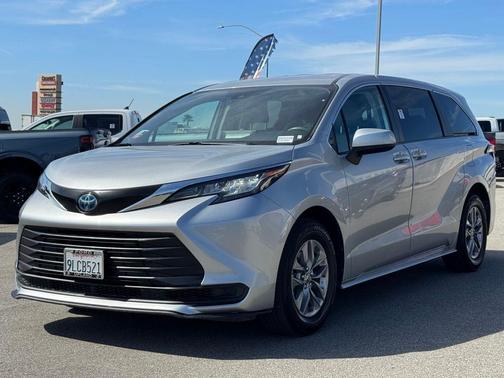 2022 Toyota Sienna LE