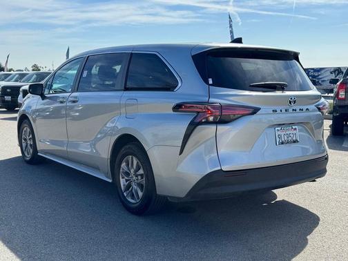 2022 Toyota Sienna LE