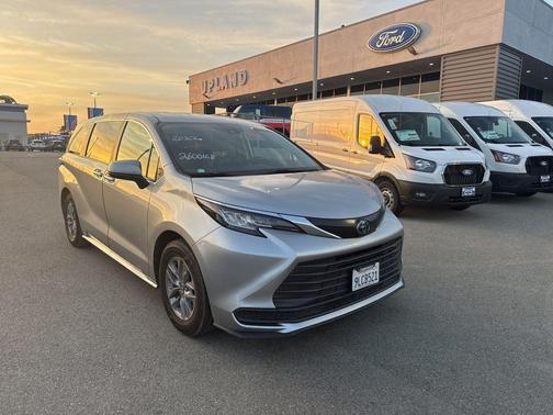 2022 Toyota Sienna LE