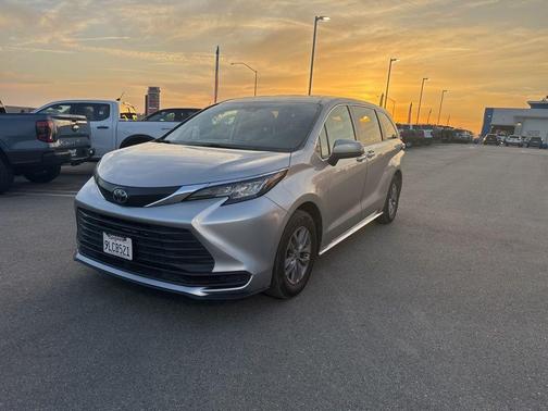 2022 Toyota Sienna LE