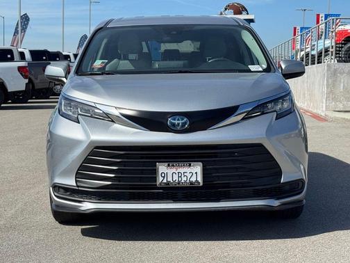 2022 Toyota Sienna LE