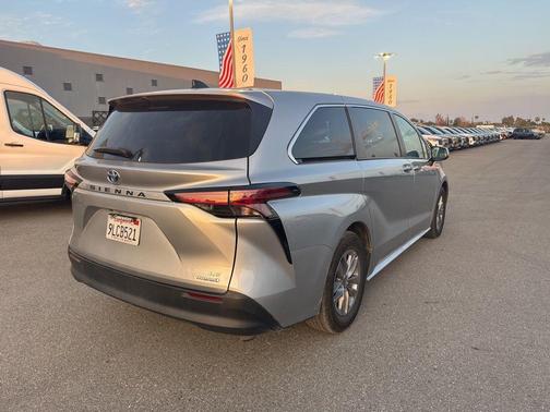 2022 Toyota Sienna LE