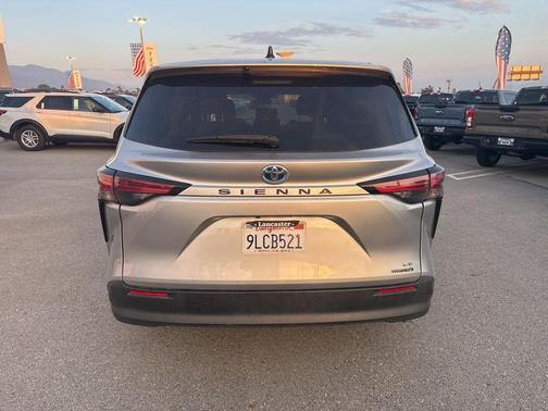 2022 Toyota Sienna LE
