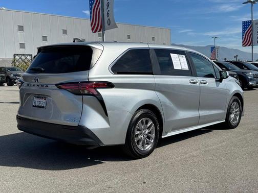 2022 Toyota Sienna LE
