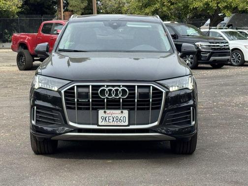 Mythos Black Metallic 2024 Audi Q7 45 Premium Plus