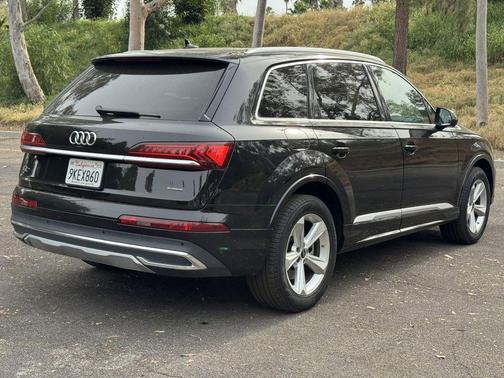 Mythos Black Metallic 2024 Audi Q7 45 Premium Plus