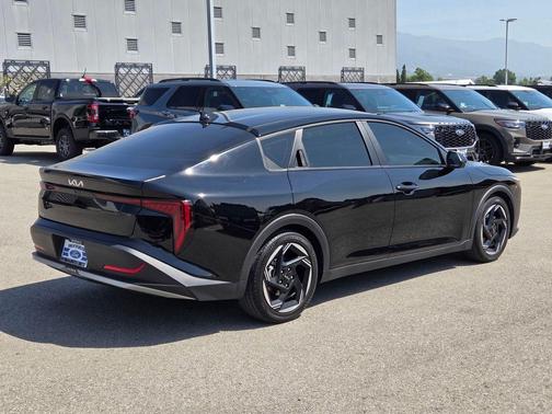 Aurora Black Pearl 2025 Kia K4 EX