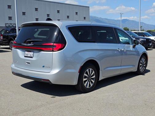Silver Mist Clearcoat 2023 Chrysler Pacifica Hybrid Touring L