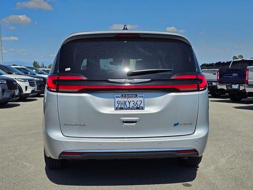 Silver Mist Clearcoat 2023 Chrysler Pacifica Hybrid Touring L