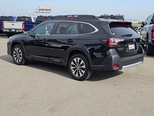 Crystal Black Silica 2023 Subaru Outback Limited