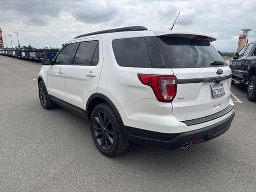 White Platinum Clearcoat Metallic 2018 Ford Explorer XLT