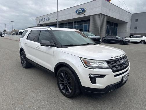 White Platinum Clearcoat Metallic 2018 Ford Explorer XLT