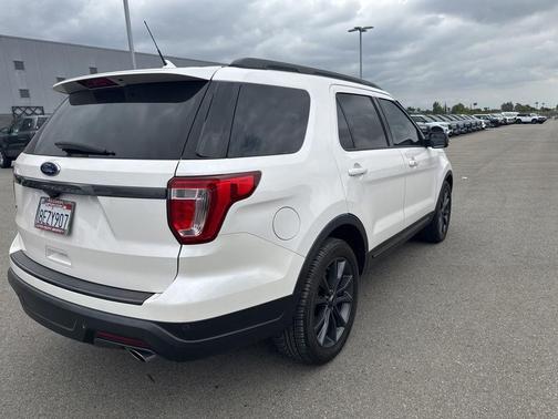 White Platinum Clearcoat Metallic 2018 Ford Explorer XLT