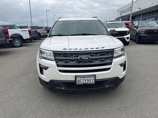 White Platinum Clearcoat Metallic 2018 Ford Explorer XLT