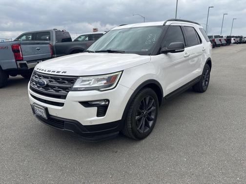 White Platinum Clearcoat Metallic 2018 Ford Explorer XLT