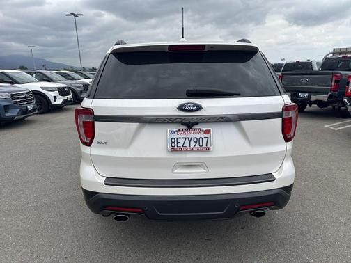 White Platinum Clearcoat Metallic 2018 Ford Explorer XLT