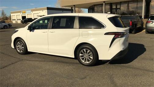 2024 Toyota Sienna LE