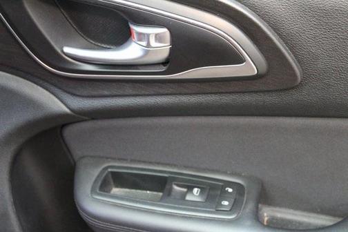 2016 Chrysler 200 LX