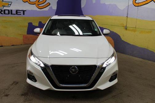 White 2022 Nissan Altima 2.5 Platinum