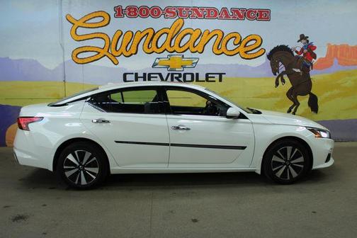 White 2019 Nissan Altima 2.5 SV