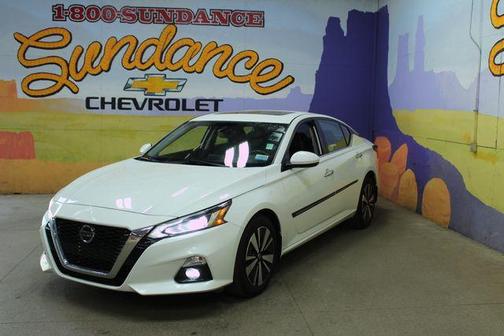 White 2019 Nissan Altima 2.5 SV