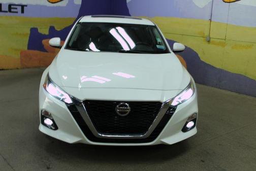White 2019 Nissan Altima 2.5 SV