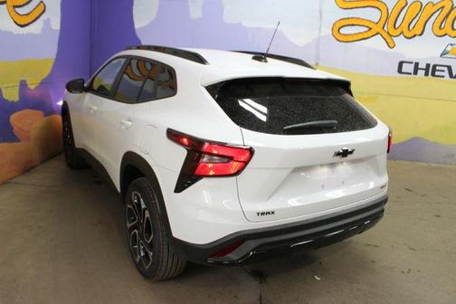 Summit White 2026 Chevrolet Trax 2RS