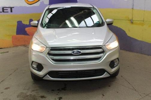 Photo 4 of 19 of 2017 Ford Escape SE