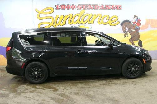 Brilliant Black Crystal Pearlcoat 2020 Chrysler Voyager LXI