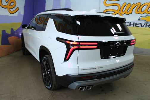 Summit White 2026 Chevrolet Traverse LT
