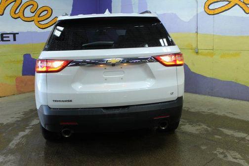 Iridescent Pearl Tricoat 2021 Chevrolet Traverse LT Cloth