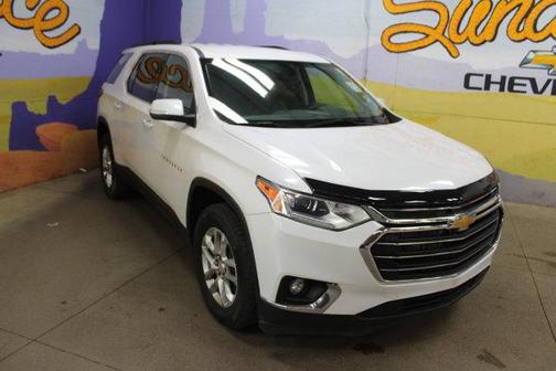 Iridescent Pearl Tricoat 2021 Chevrolet Traverse LT Cloth