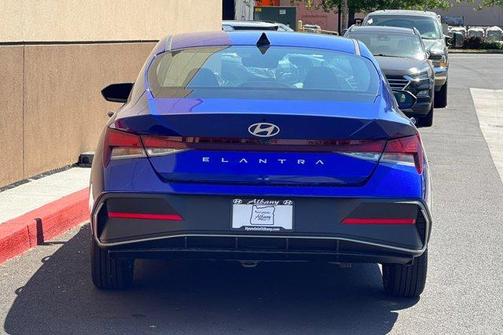 2025 Hyundai ELANTRA SE