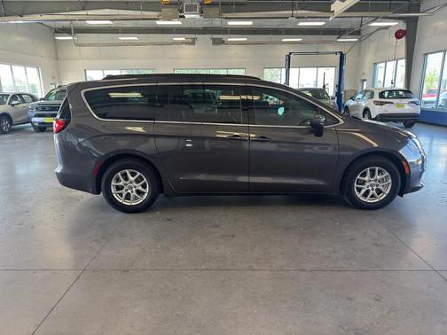2021 Chrysler Voyager LXI