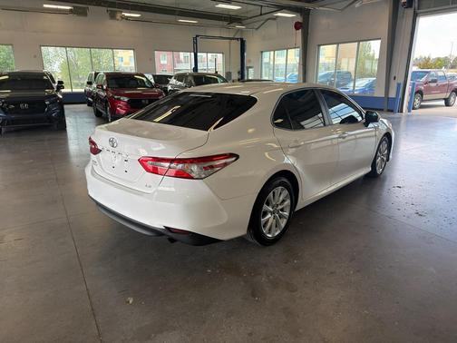 Super White 2018 Toyota Camry LE