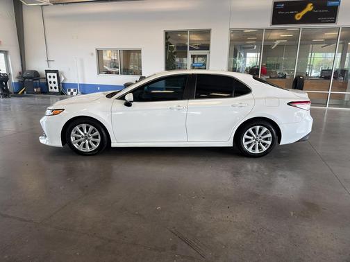 Super White 2018 Toyota Camry LE