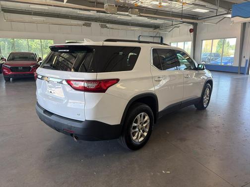 Summit White 2020 Chevrolet Traverse LT Cloth